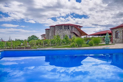 Outdoor pool, Chateau Tetri Bairagebi - White Flags Hotel